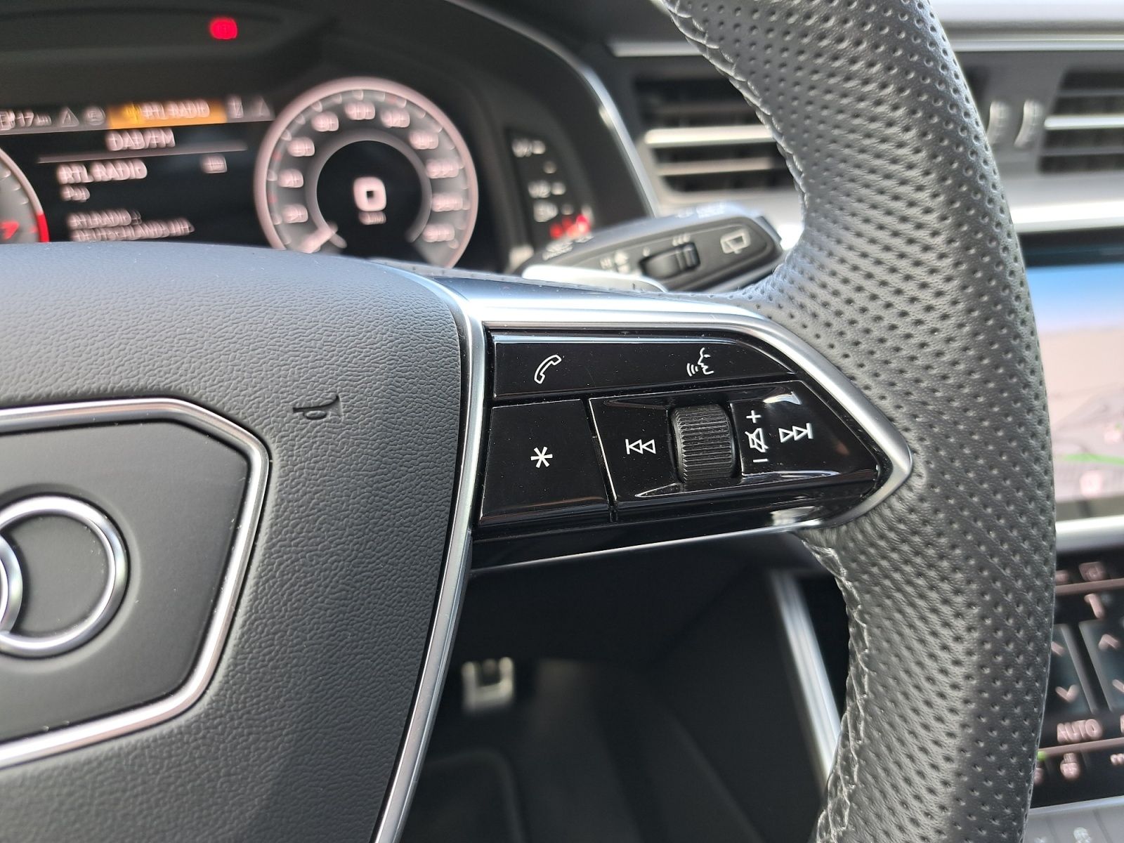 Audi A6 Avant S line 55 TFSIe quattro S tronic AHK NA