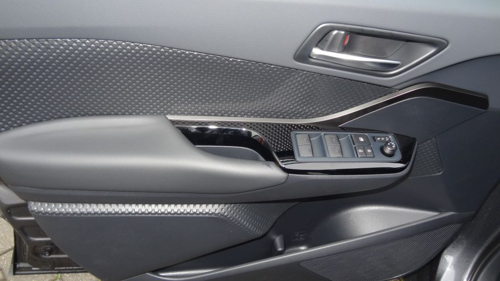 Toyota C-HR 2.0 Hybrid - Samsaru's Car Outlet