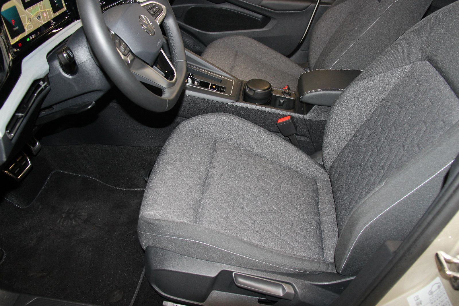 Volkswagen Golf 8 Variant 1.5 eTSI DSG - Samsaru's Car Outlet