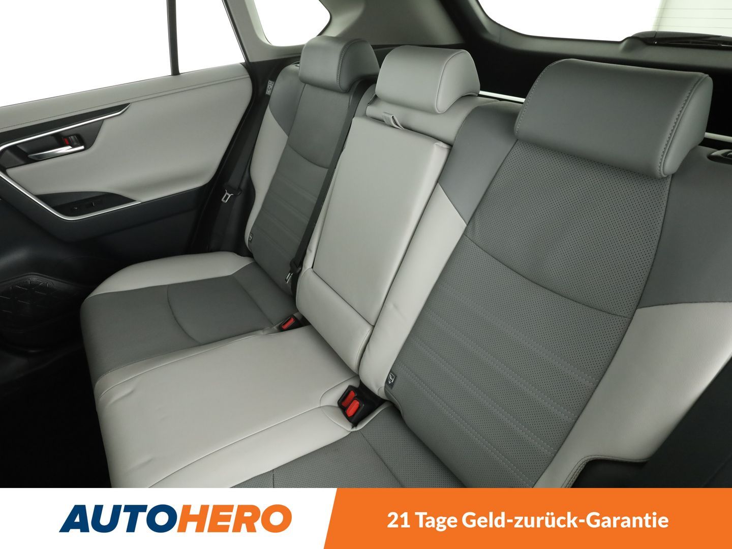 Toyota RAV 4 2.5 Hybrid 4x4 Lounge - Samsaru's Car Outlet