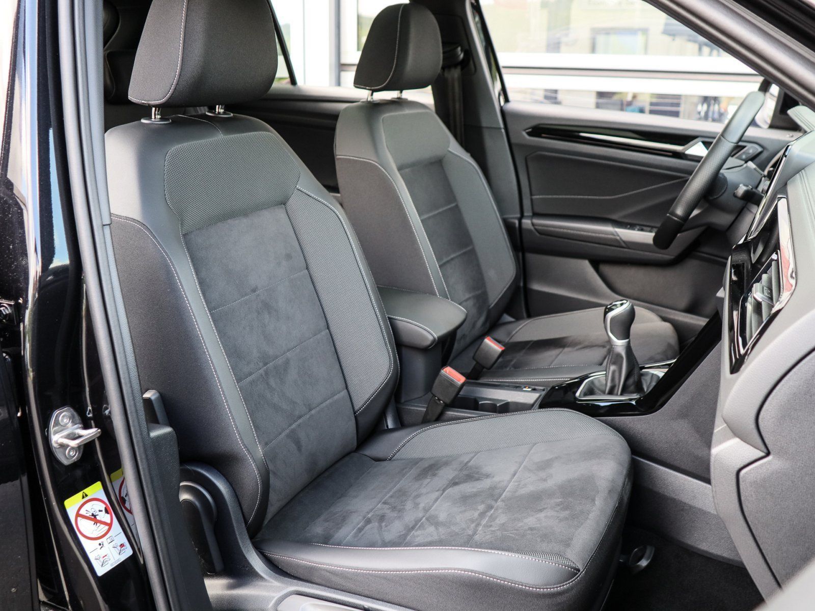 Volkswagen T-Roc R-Line 1.5 TSI - Samsaru's Car Outlet