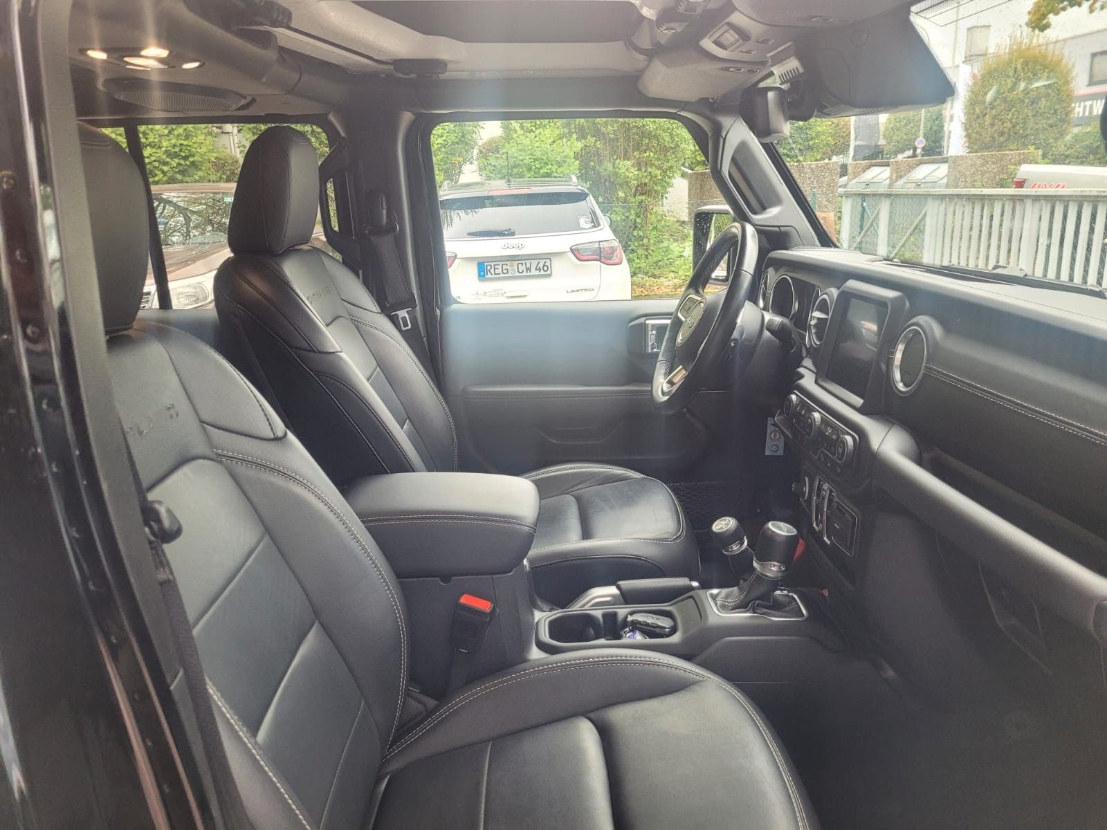 Jeep Gladiator Overland 4WD AHK top
