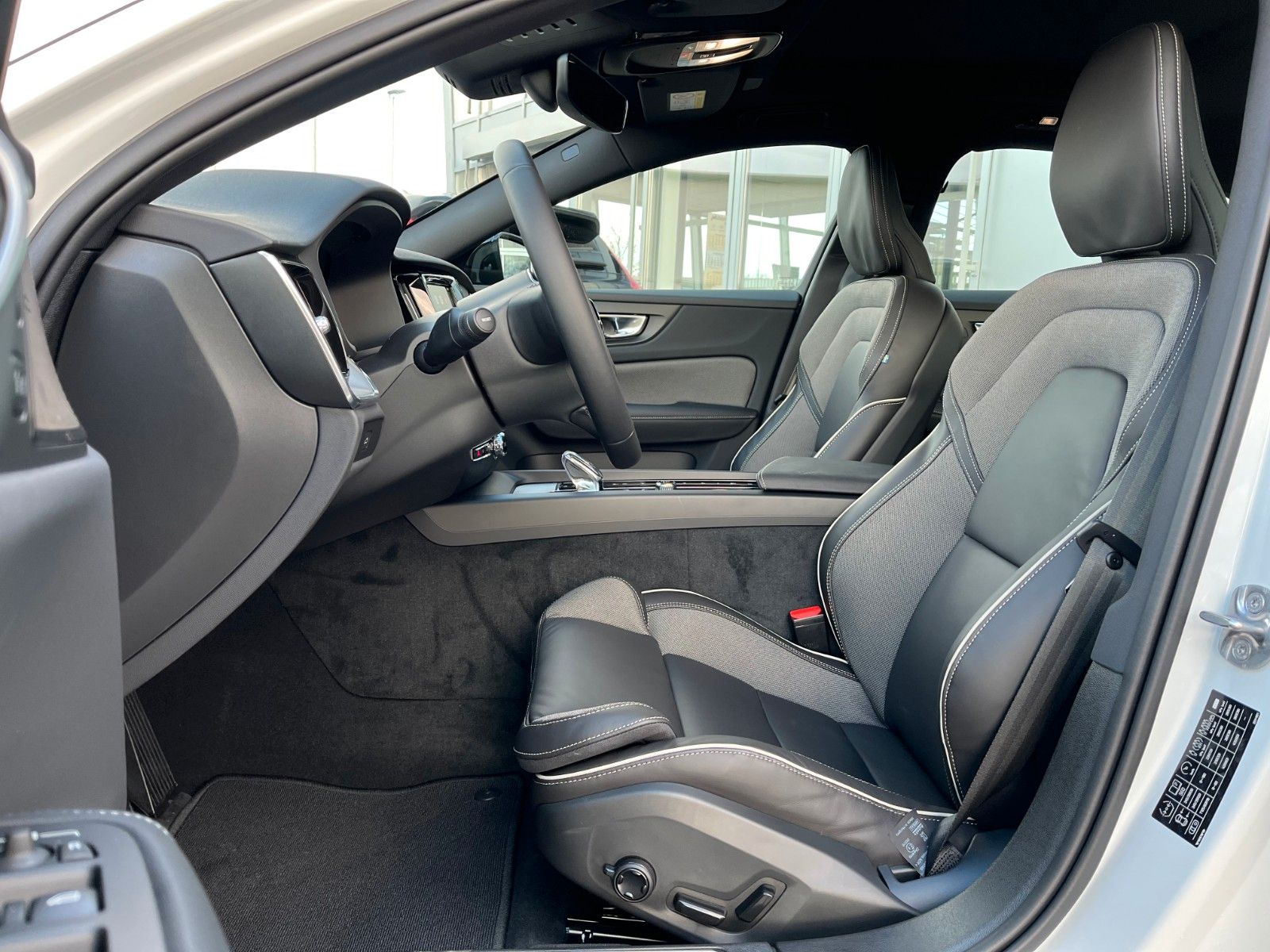 Volvo S60 B4 B DKG PLUS DARK - Sofort lieferbar -