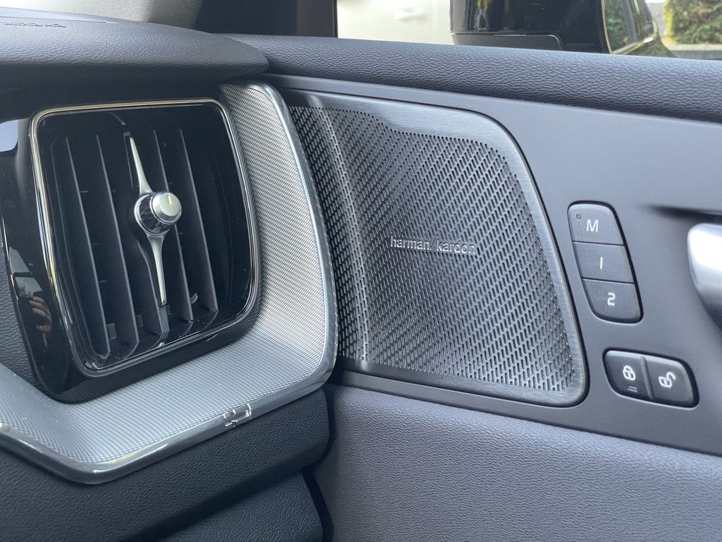 Volvo XC60 T6 Plus Dark Recharge Plug-In Hybrid AWD