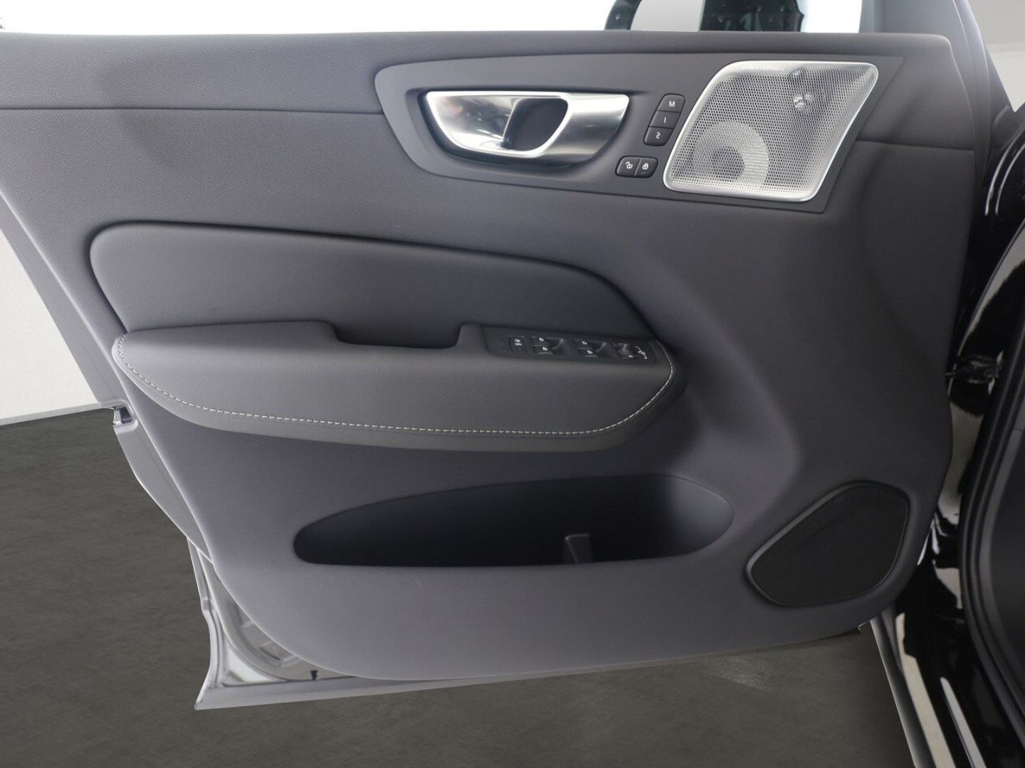 Volvo XC60 T6 Plus Black Edition Plug-In Hybrid AWD - Samsaru's Car Outlet