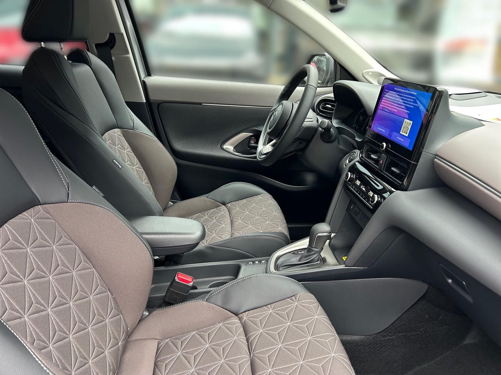 Toyota Yaris Cross + Advanced Technik- Safety Paket + J