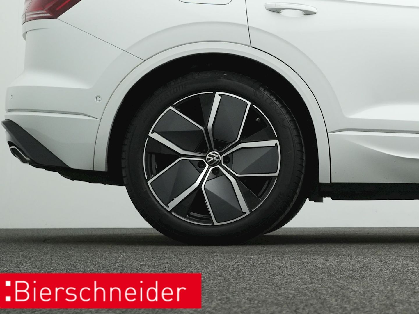 Volkswagen Touareg 3.0 TDI R-Line - Samsaru's Car Outlet