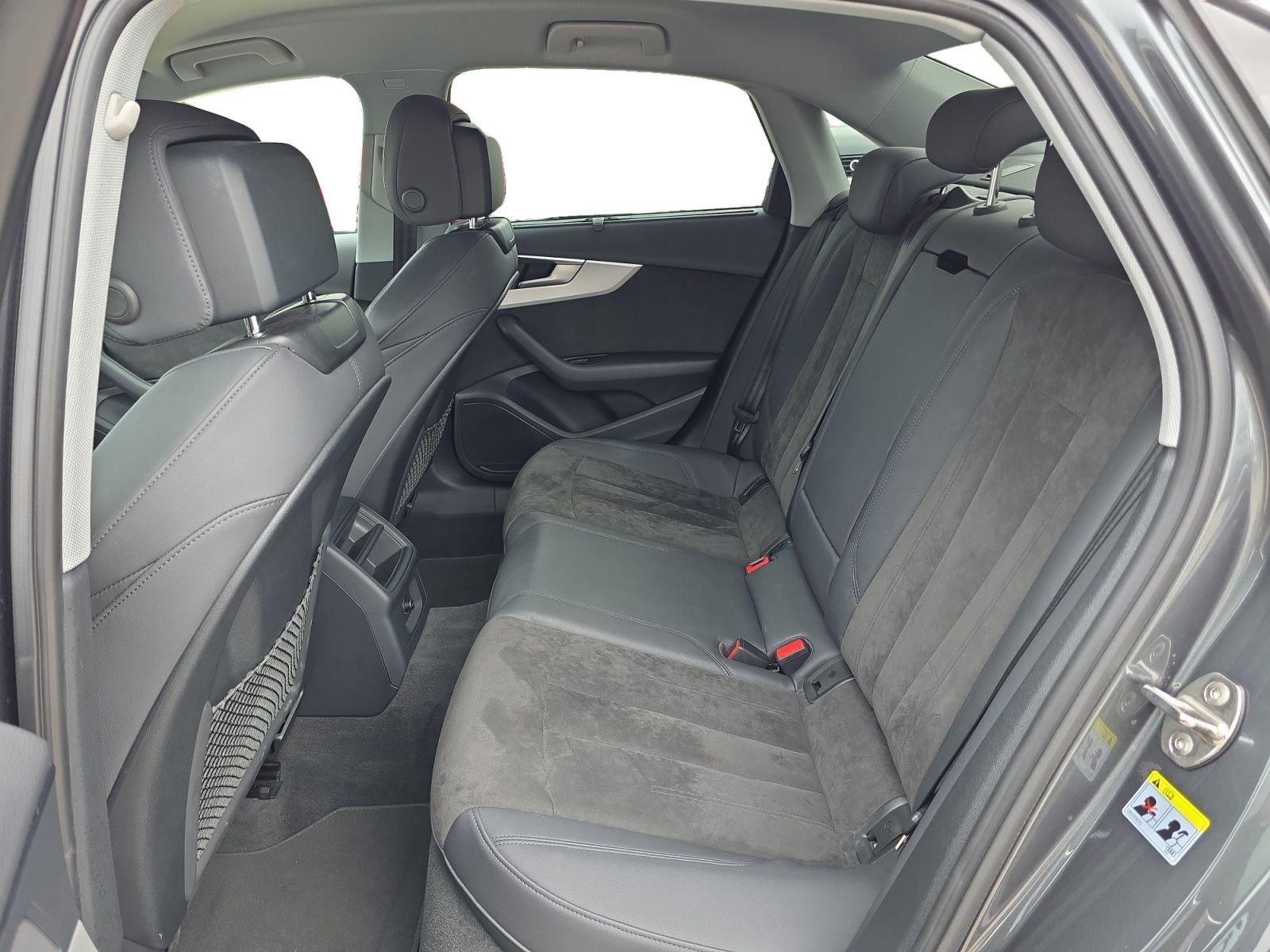 Audi A4 Limousine S line 40 TDI S tronic - Samsaru's Car Outlet