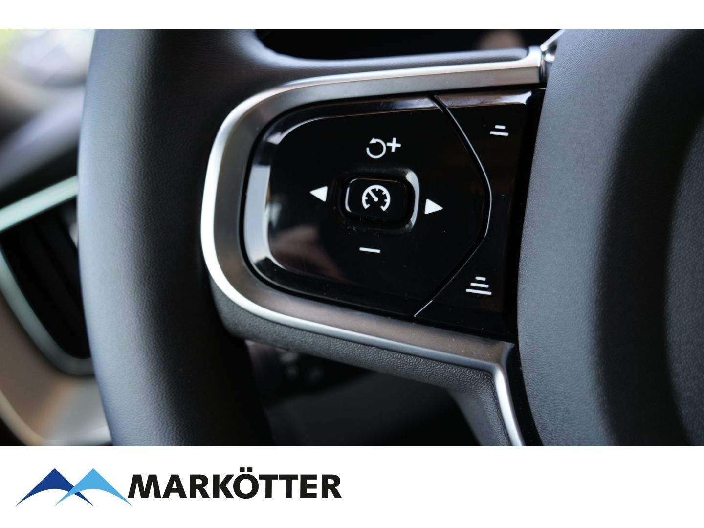 Volvo XC60 Plus Black Edition Plug-In Hybrid AWD T6 - Samsaru's Car Outlet