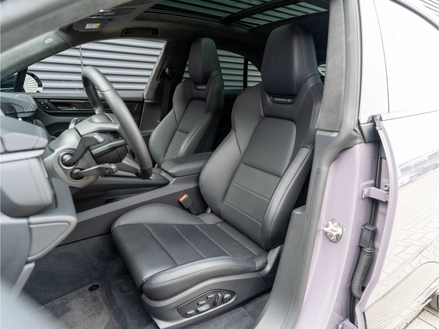 Porsche Macan Electric Turbo Matrix LED Beifahrerdisplay