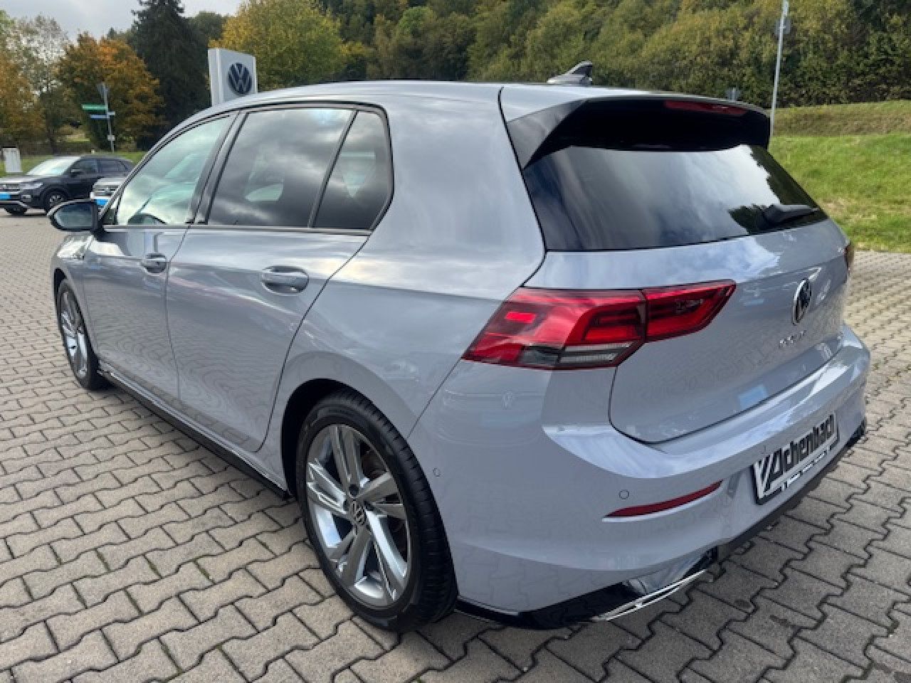 Volkswagen Golf VIII R-Line 1.5 eTSI DSG - Samsaru's Car Outlet