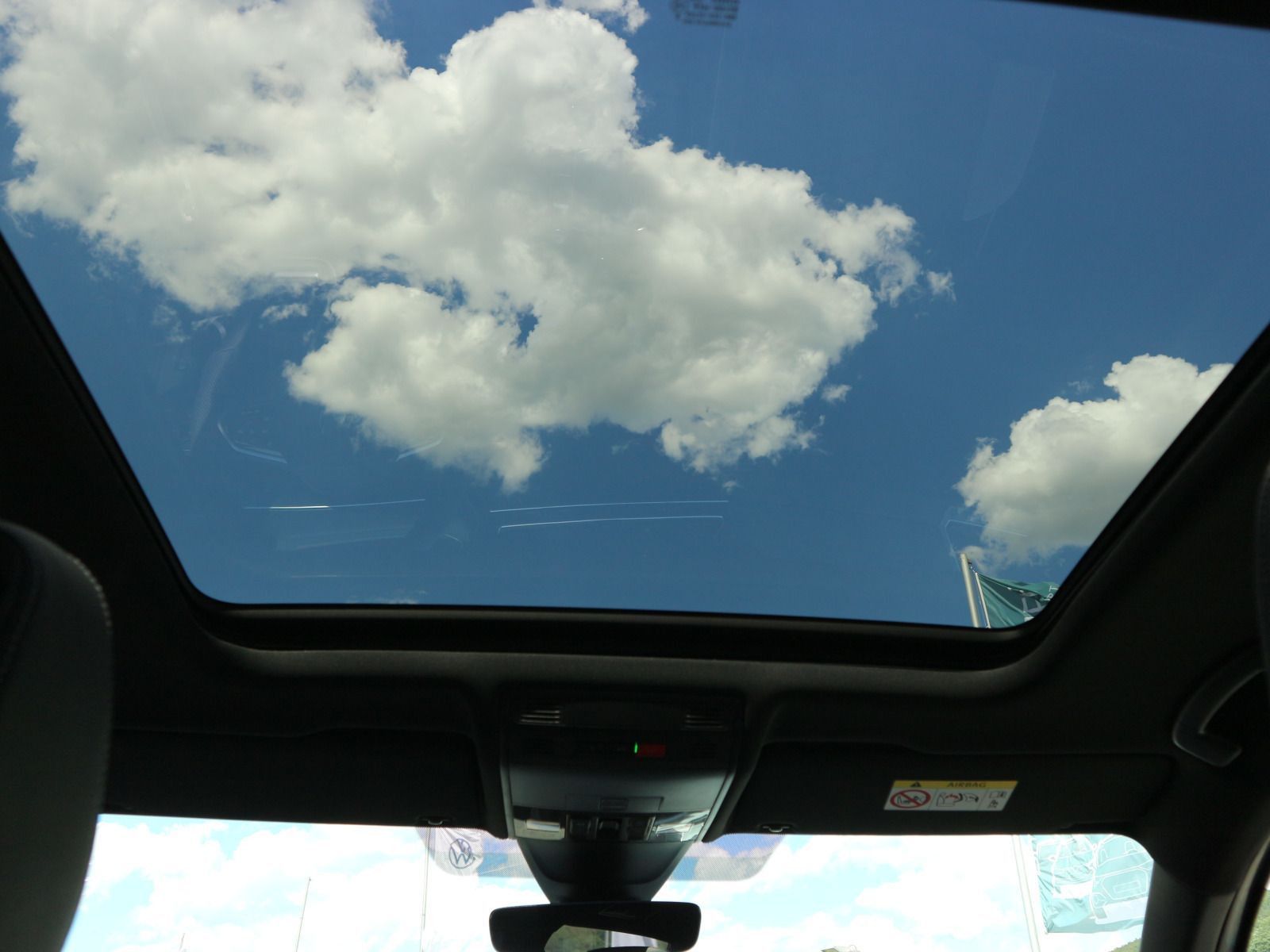 Volkswagen Tiguan R-Line 2.0 TDI 4M DSG AHK BlackStyle PANO