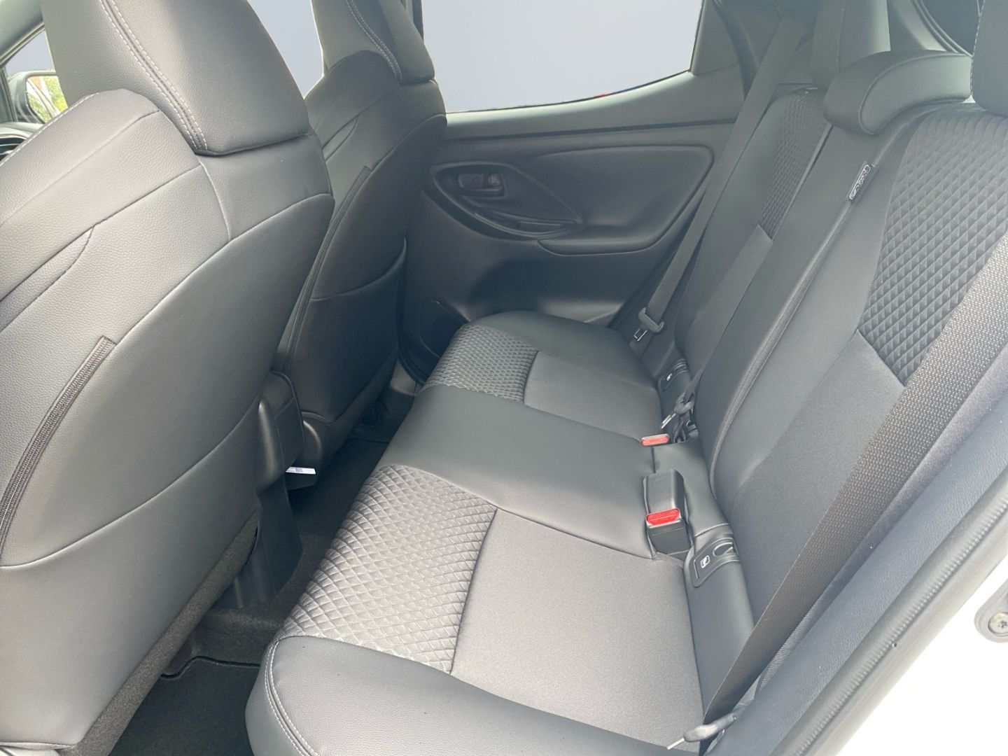 Toyota Yaris Hybrid Style Safety-Paket-Allwetterreifen