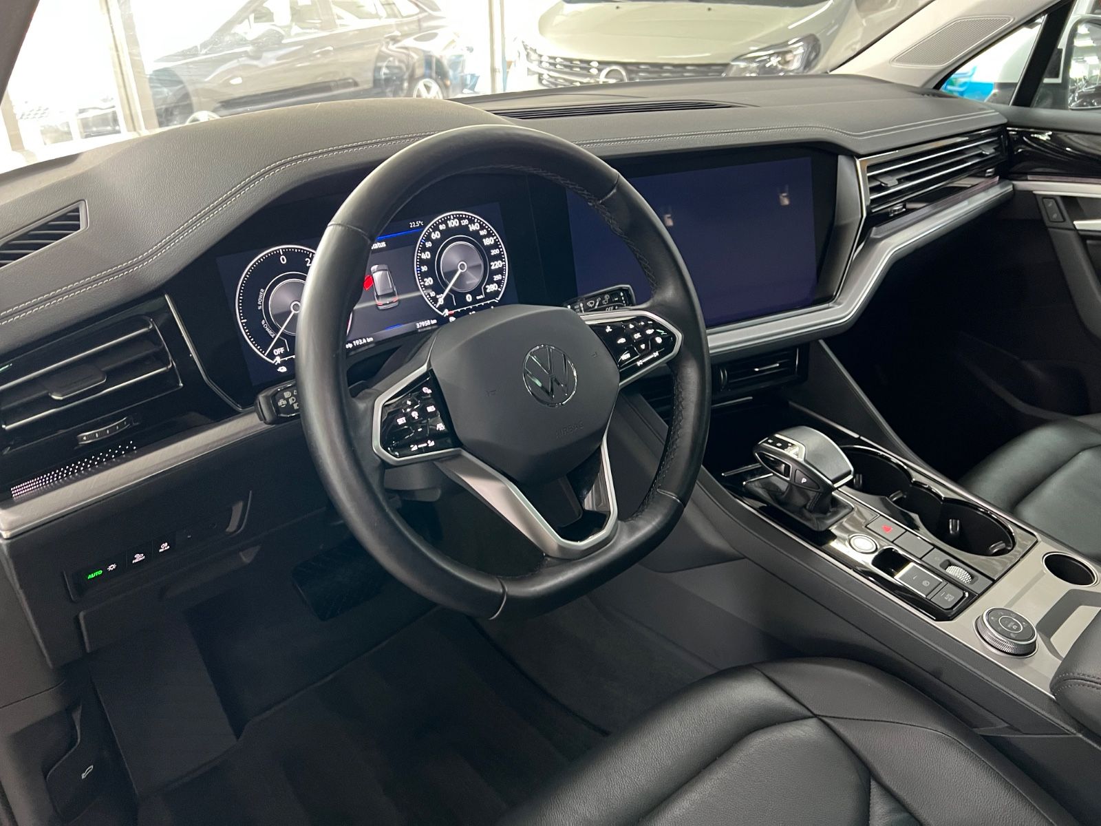 Volkswagen Touareg 3.0 TSI Elegance 4Motion eHybrid - Samsaru's Car Outlet