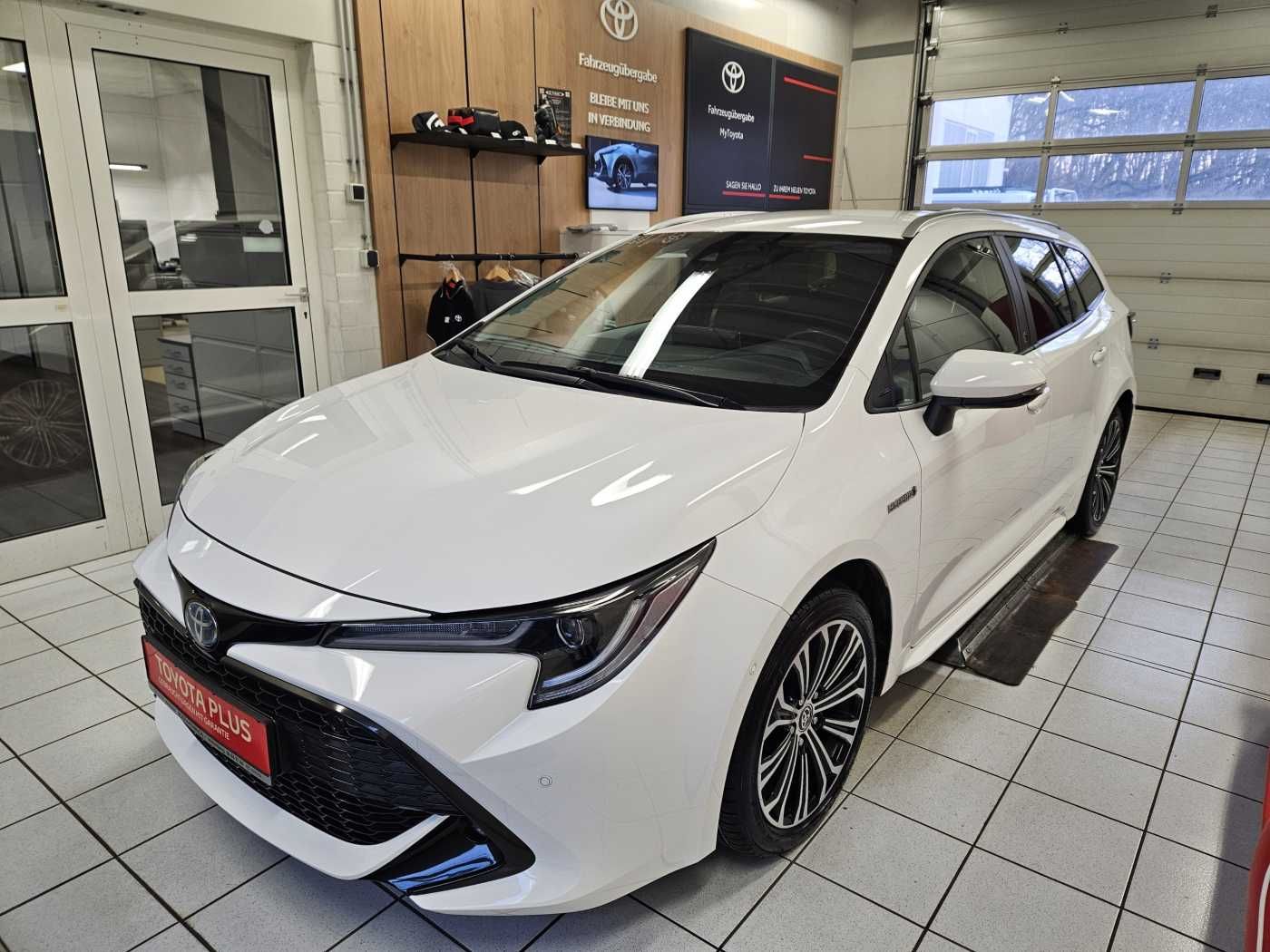 Toyota Corolla Touring Sports Hybrid - Samsaru's Car Outlet