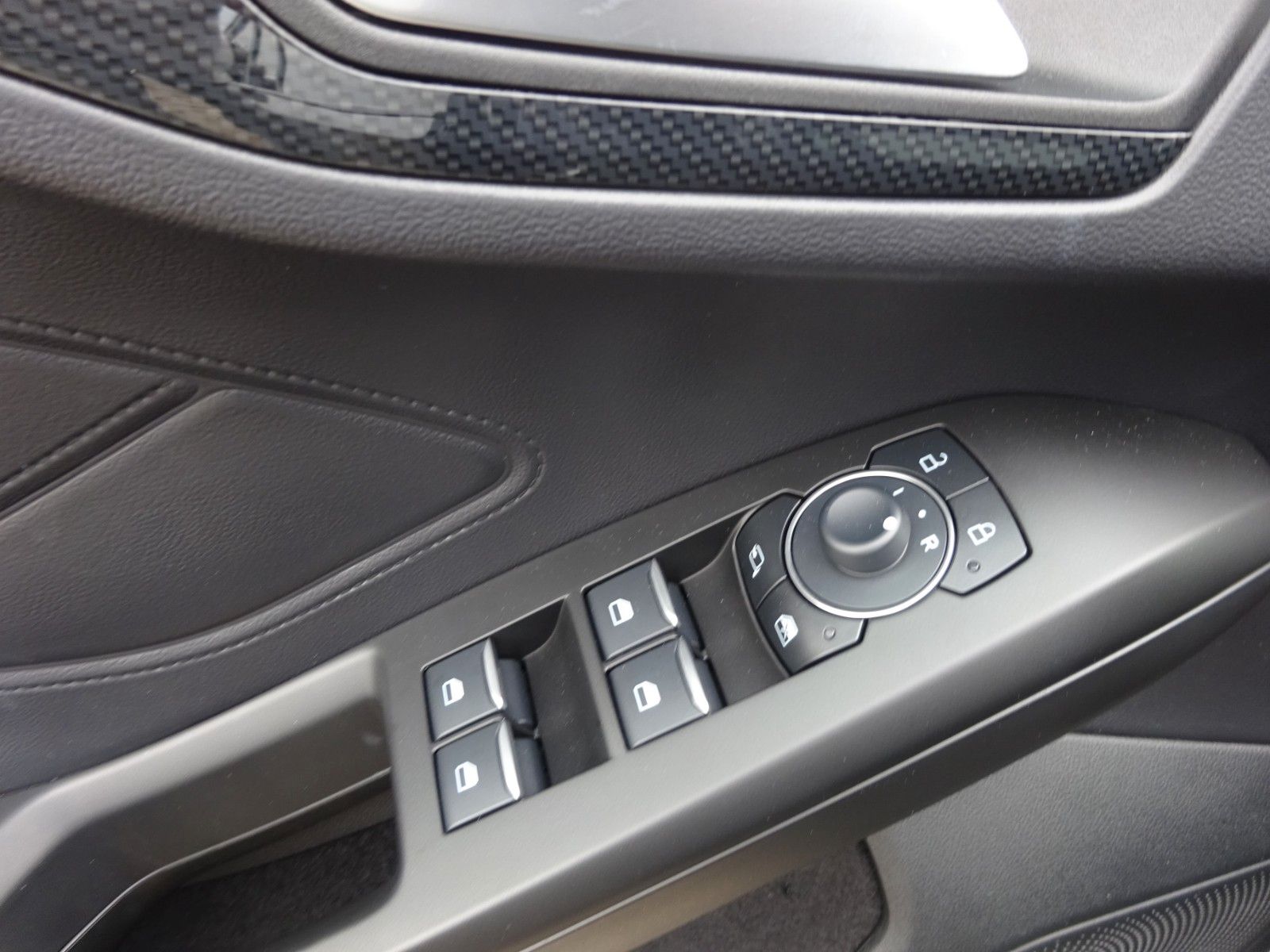 Ford Focus Turnier ST-Line X Autom AHK iACC HuD