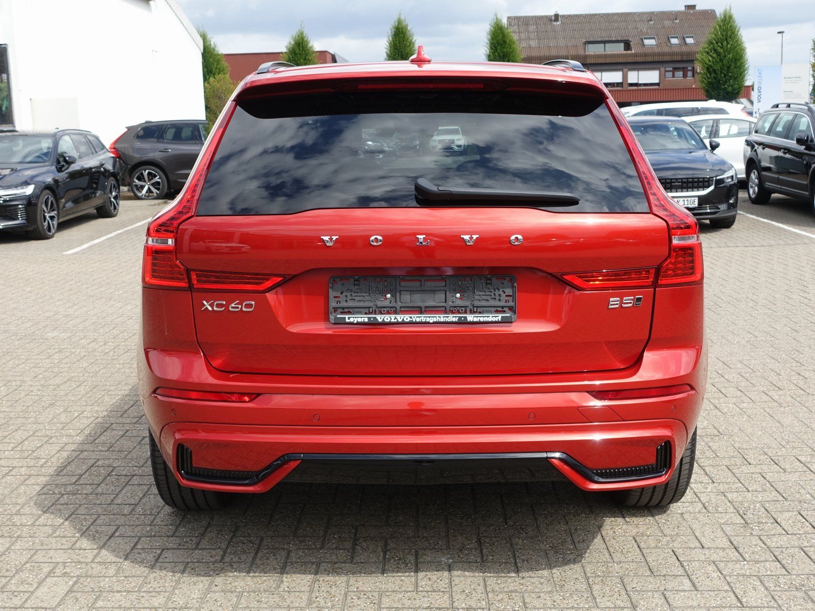 Volvo XC60 B5 Ultimate Dark AWD - Samsaru's Car Outlet