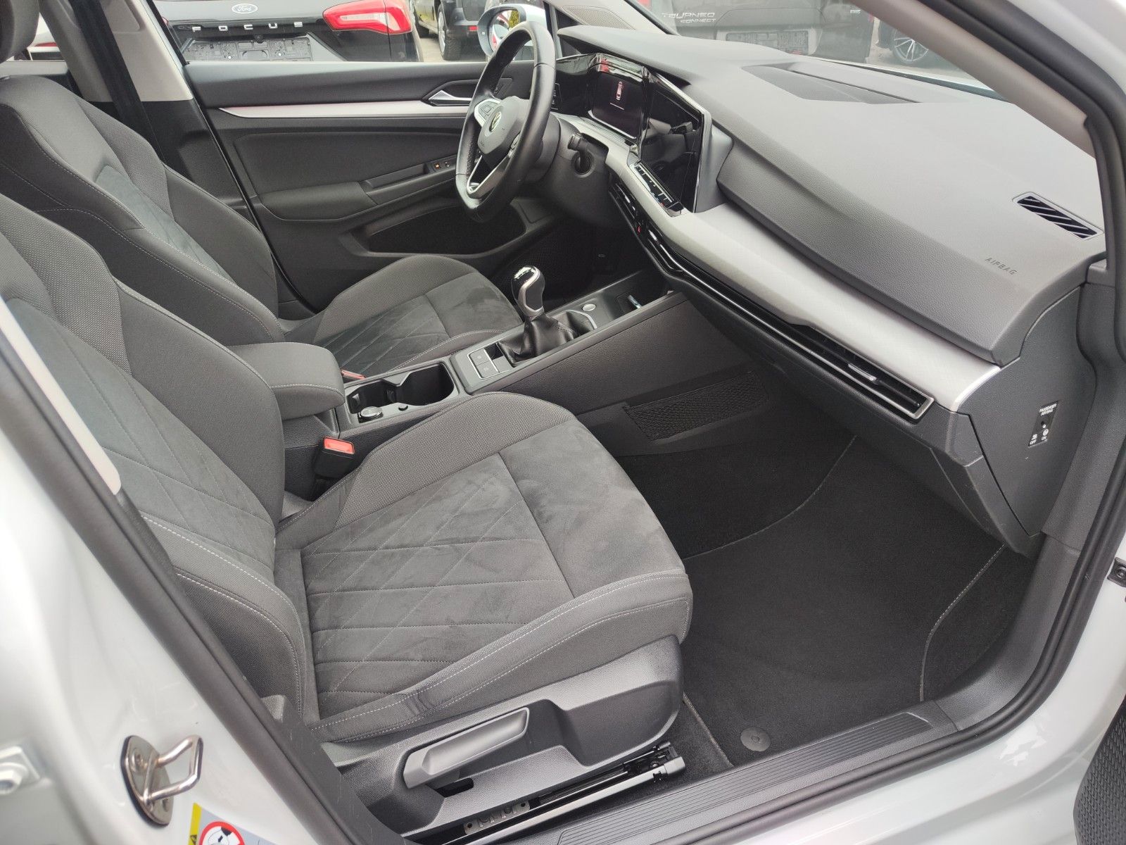 Volkswagen Golf VIII Variant 1.5 TSI - Samsaru's Car Outlet