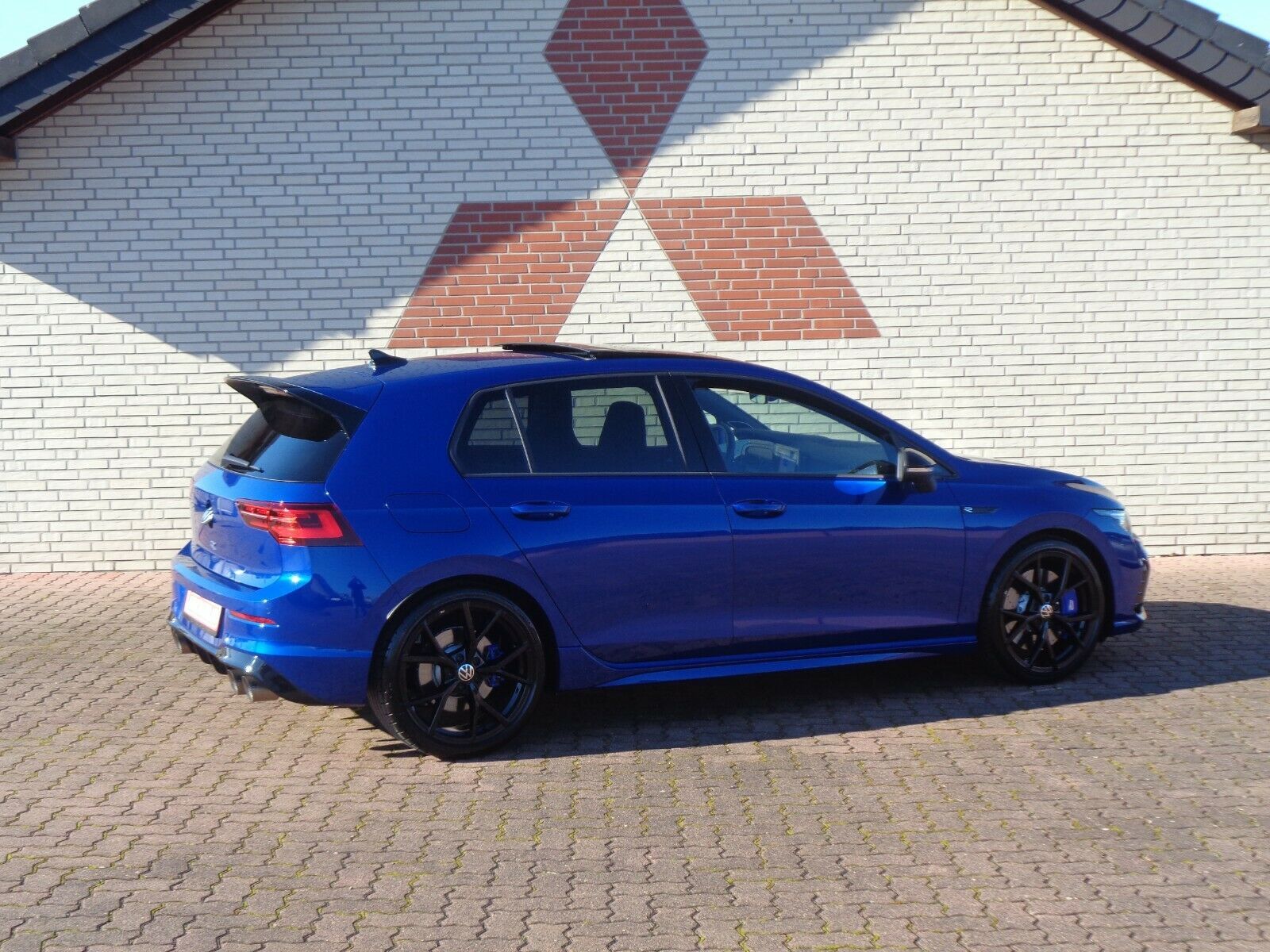 Volkswagen Golf VIII R 4Motion - Samsaru's Car Outlet