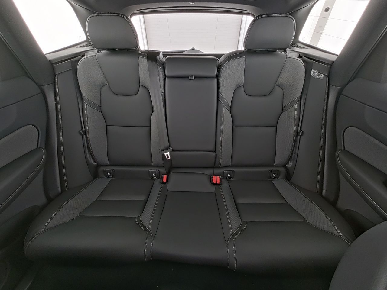 Volvo XC60 B5 Plus Black Edition AWD !!PANO+360°+H/K!!