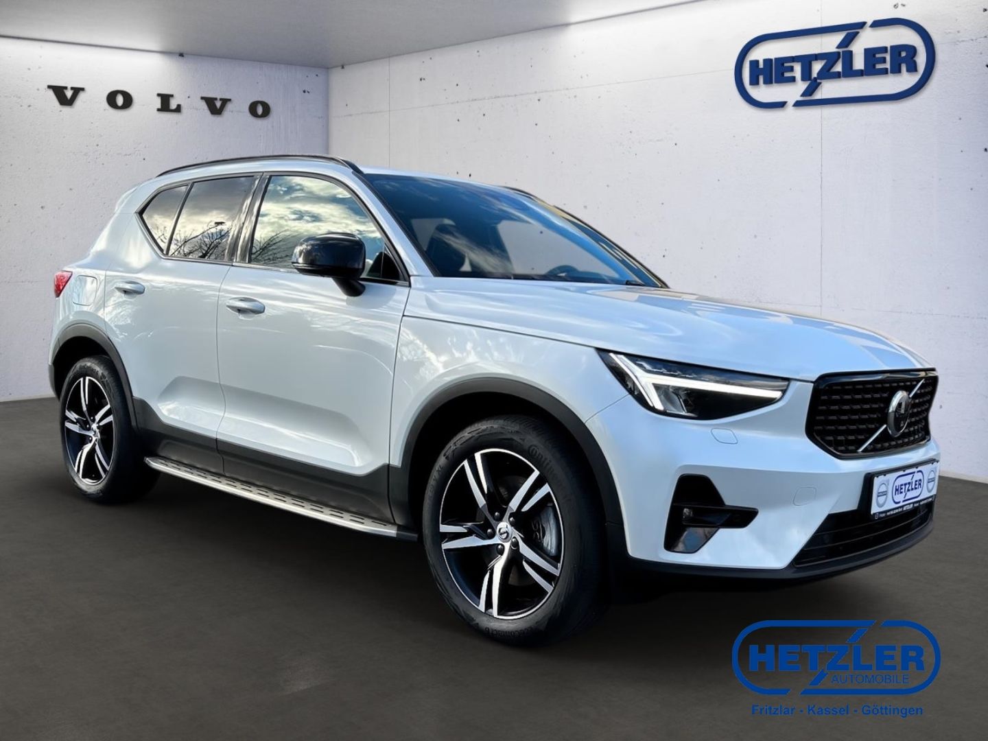 Volvo XC40 Plus Dark Recharge Plug-In Hybrid 2WD Stand