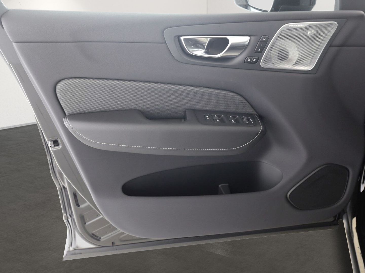 Volvo XC60 T8 Plus Black Edition Plug-In Hybrid AWD - Samsaru's Car Outlet