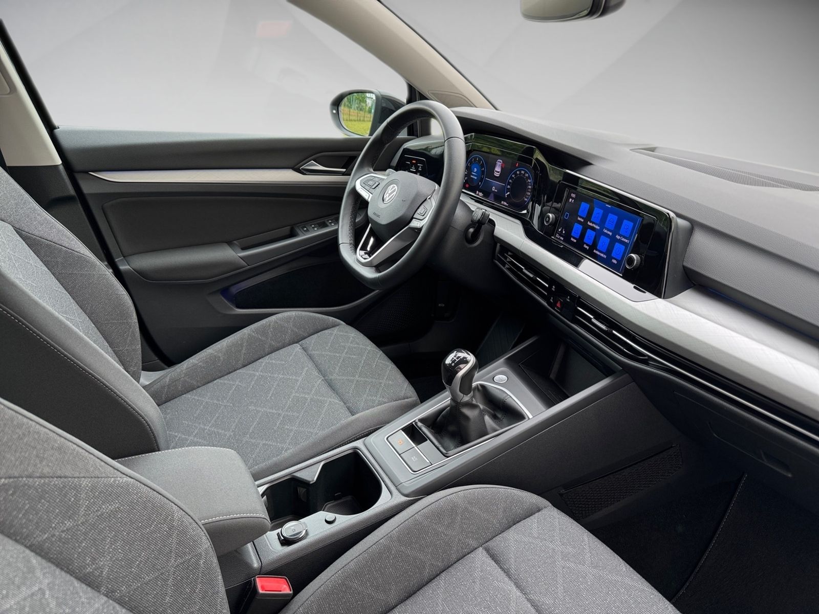 Volkswagen Golf VIII 1.5 TSI Life - Samsaru's Car Outlet
