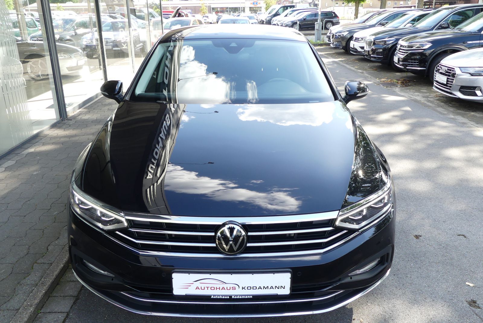 Volkswagen Passat Lim. Elegance - Samsaru's Car Outlet