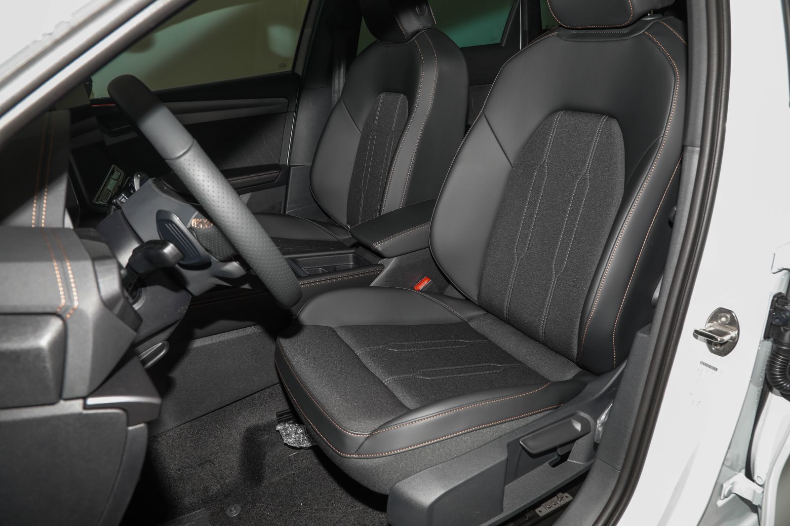 Seat Leon ST 2.0 TDI DSG AHK ACC Kam. SHZ Navi