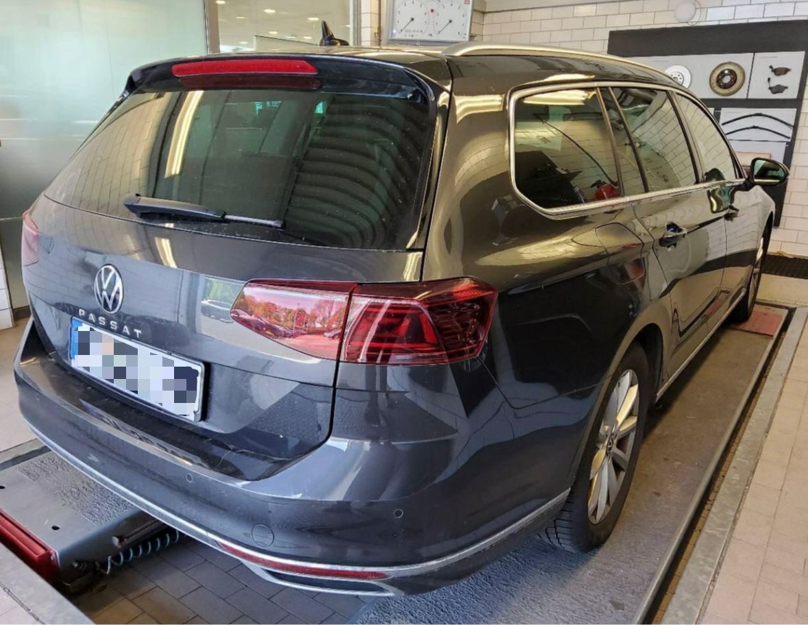 Volkswagen Passat Variant 2.0 TDI DSG Elegance - Samsaru's Car Outlet