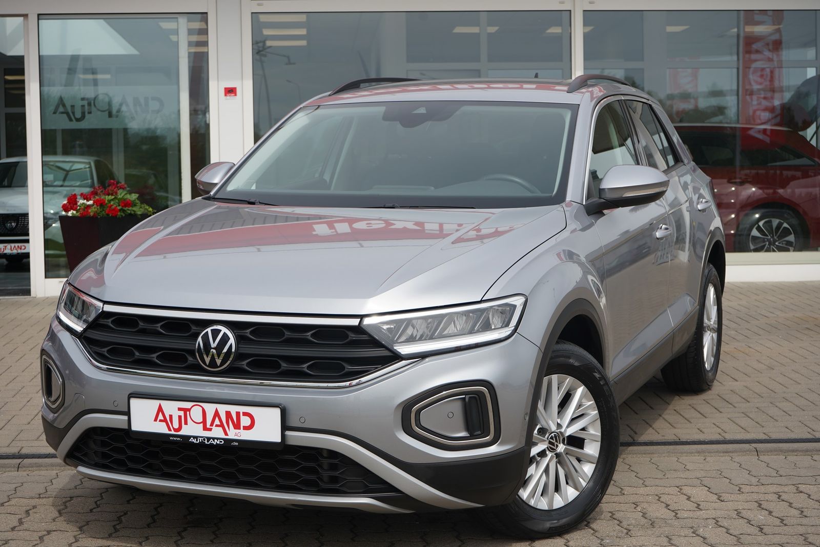 Volkswagen T-Roc 1.0 TSI Life - Samsaru's Car Outlet