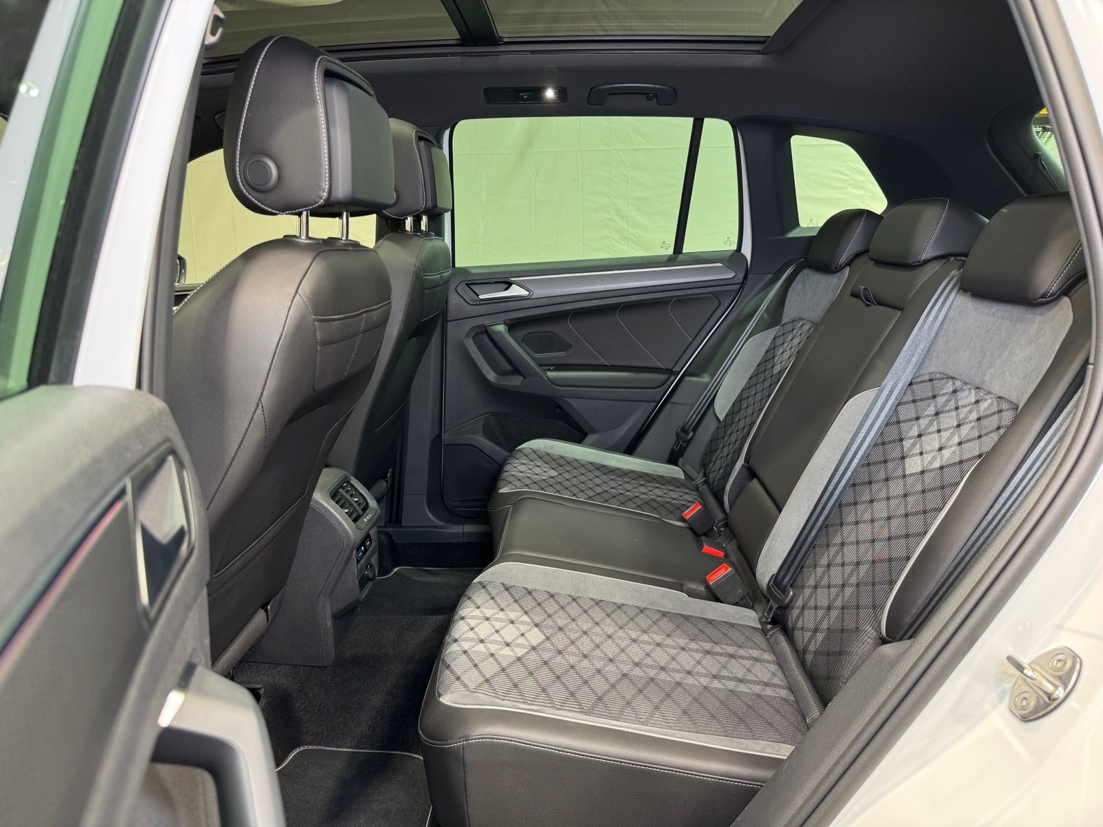 Volkswagen Tiguan R-Line 2.0 TDI DSG 4M - Samsaru's Car Outlet