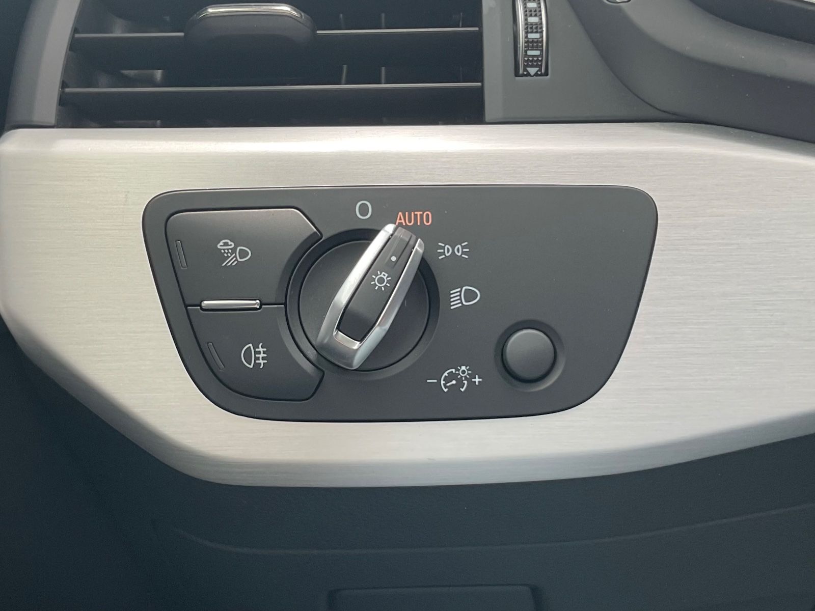 Audi A4 Av.40 TFSI quattro S line - Samsaru's Car Outlet