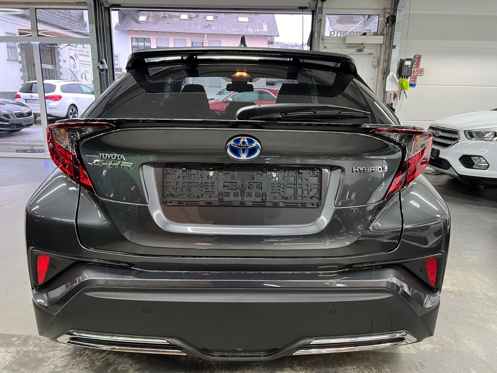 Toyota C-HR Hybrid - Samsaru's Car Outlet
