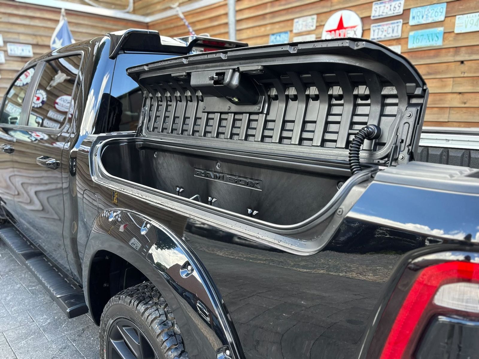 Dodge RAM 1500 Laramie Night Rambox 360° Alpine LPG