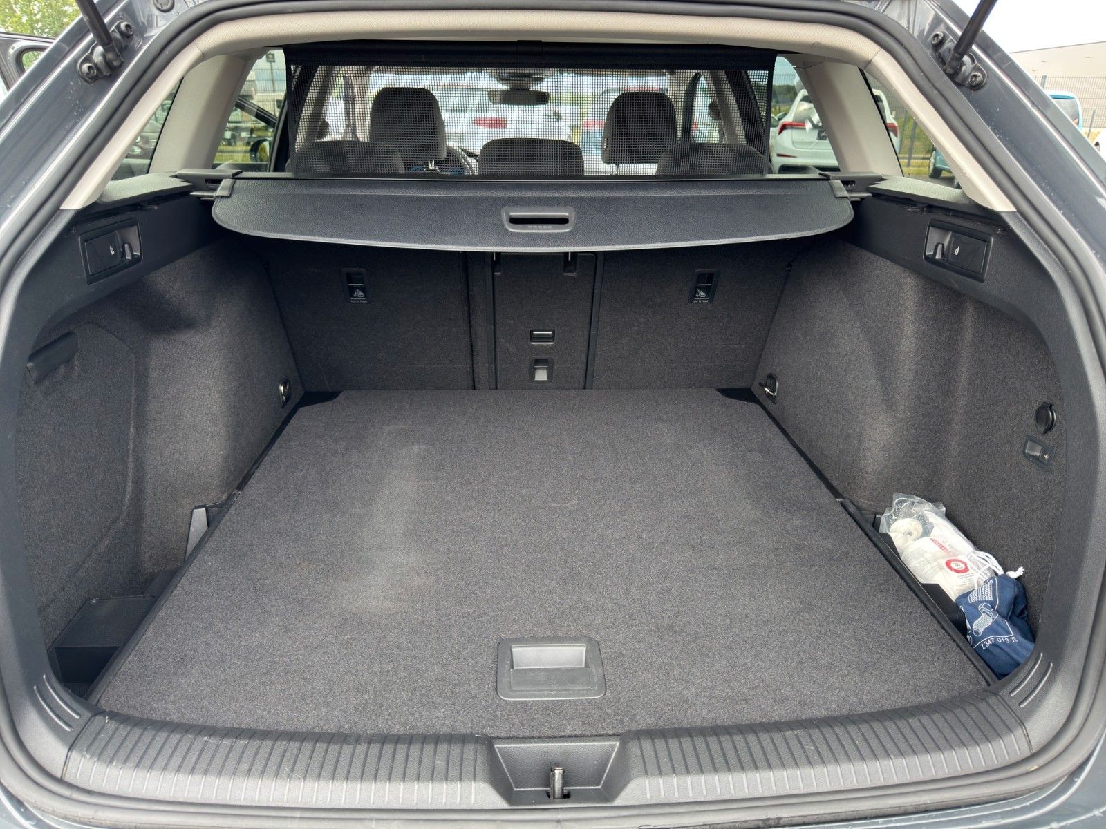Volkswagen Golf VIII 2,0TDI DSG Var Life - Samsaru's Car Outlet