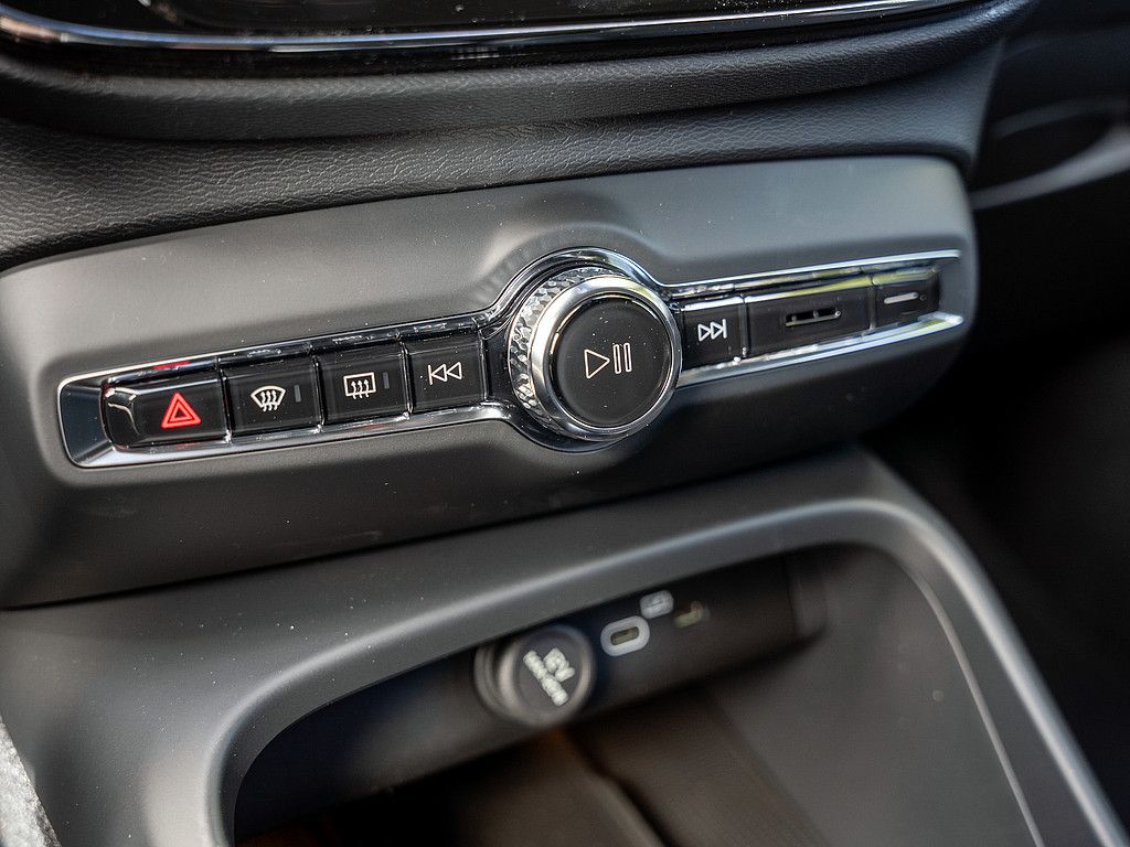 Volvo XC40 B3 Ultra Black Edition AHK PANO 360°