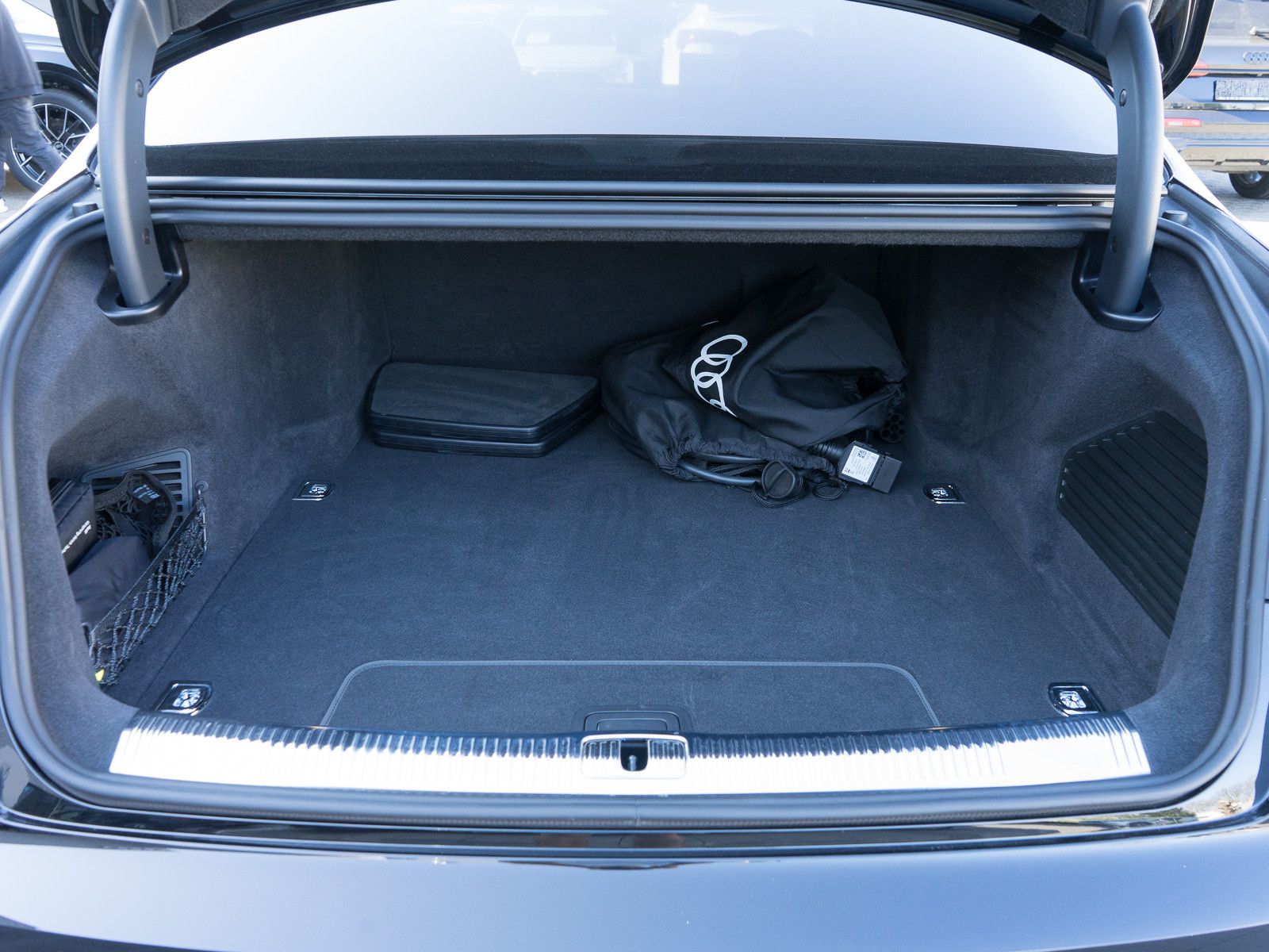 Audi A8 L 60TFSIe S line - Samsaru's Car Outlet