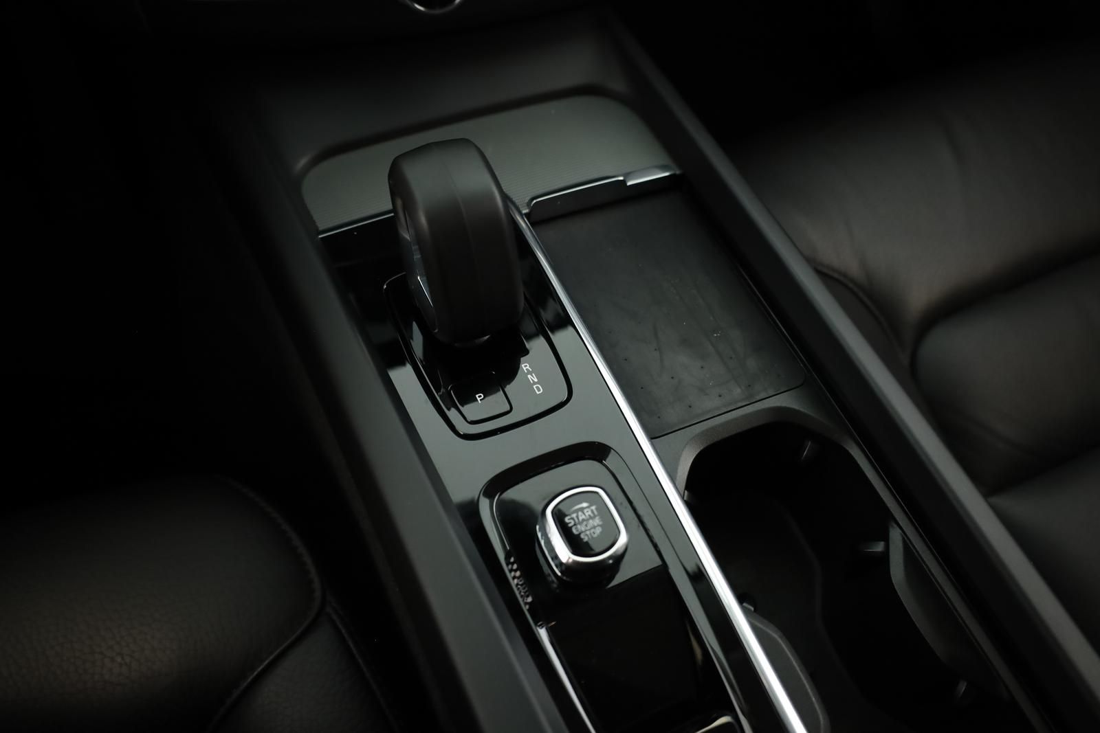 Volvo XC60 Recharge T6 AWD Core Pano Kam STHZ 20" AHK