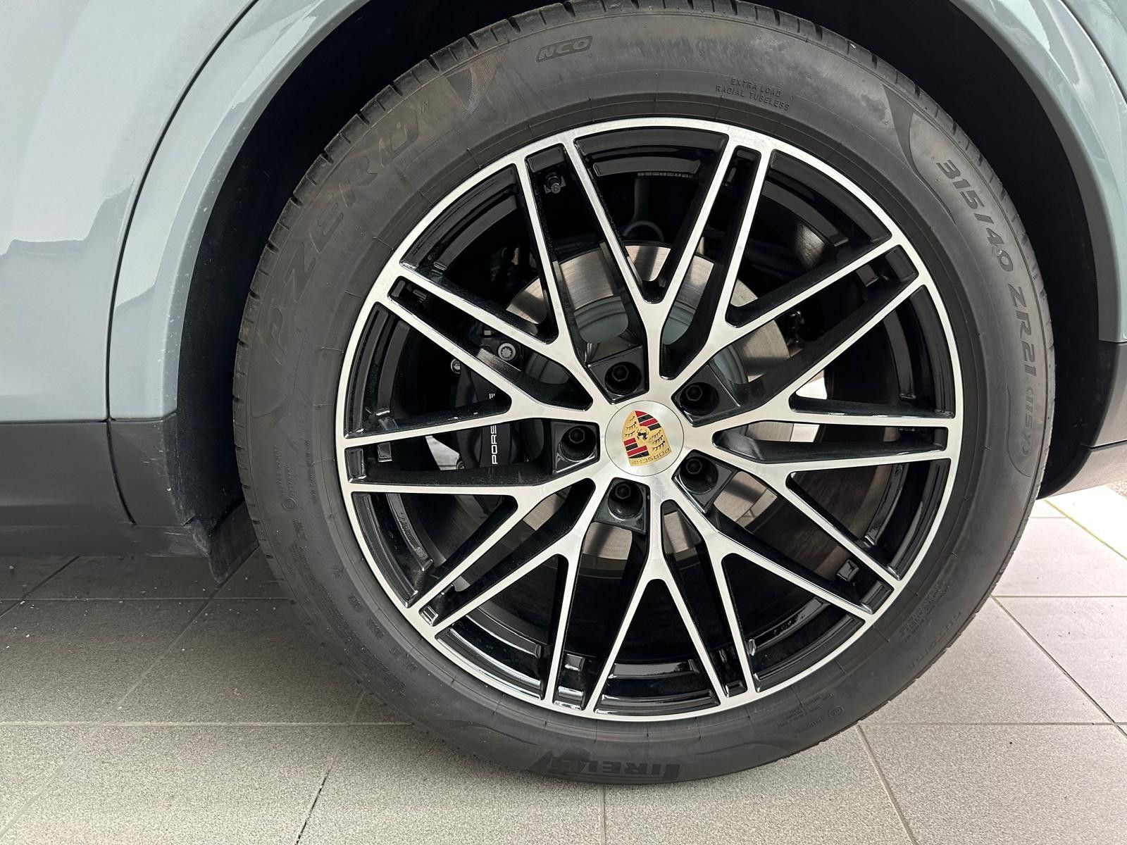 Porsche Cayenne Coupe Hybrid Facelift/gr-rot/14W/Mtx/21