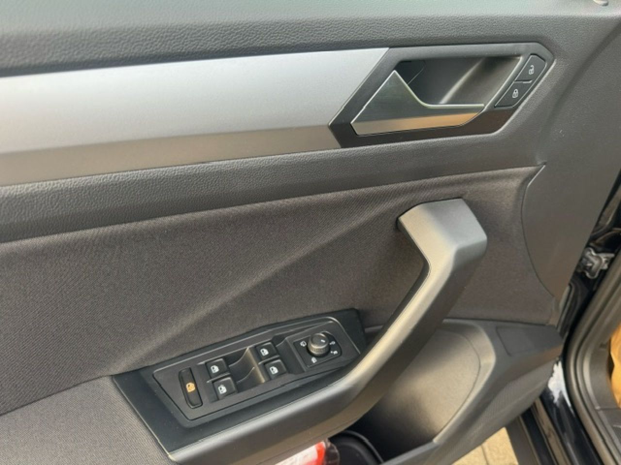 Volkswagen T-Roc Life 1.5 TSI DSG - Samsaru's Car Outlet