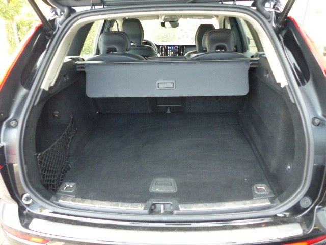Volvo XC60 Momentum Pro B4 - Samsaru's Car Outlet