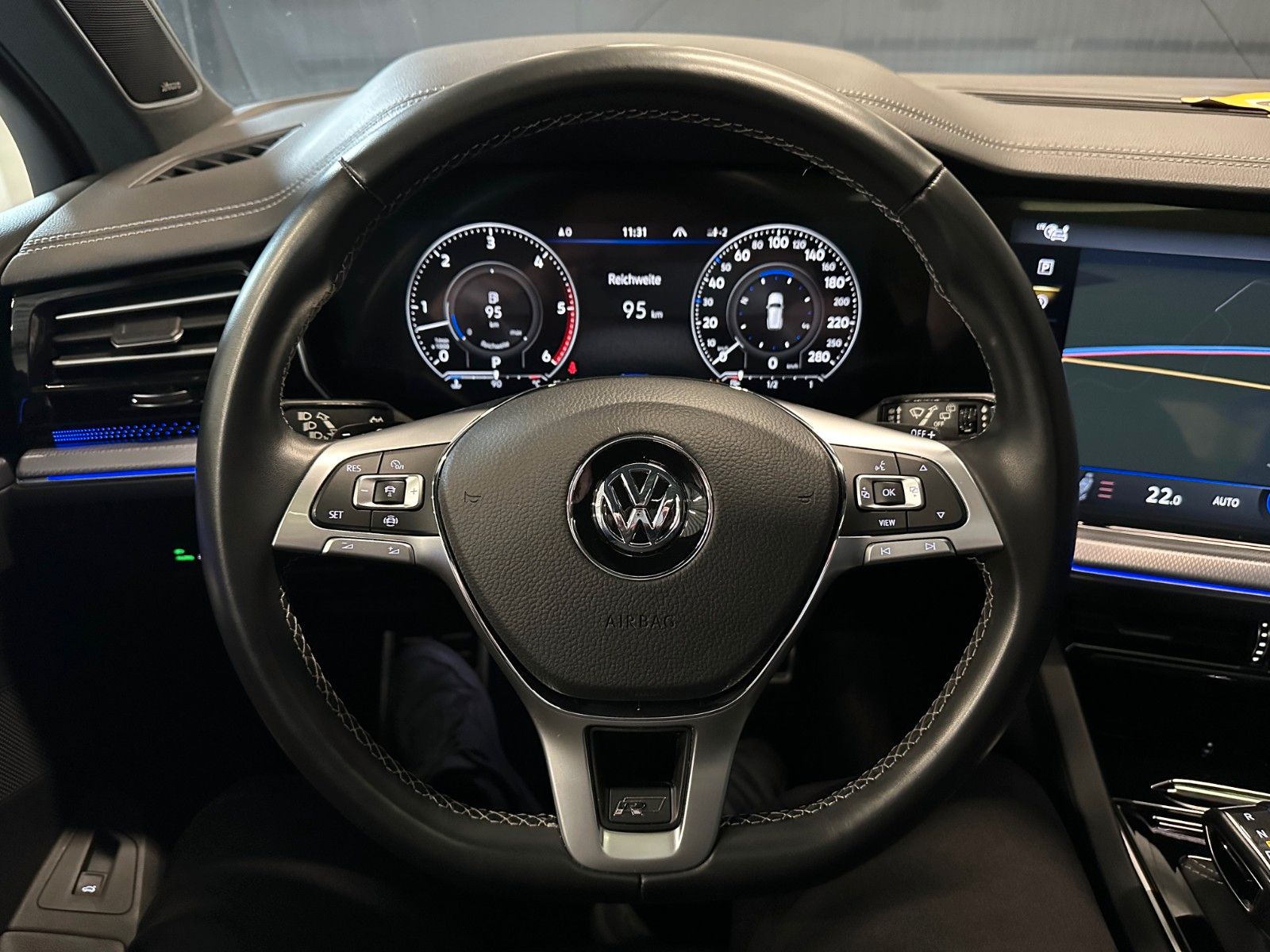 Volkswagen Touareg R-Line 4Motion Black - Samsaru's Car Outlet