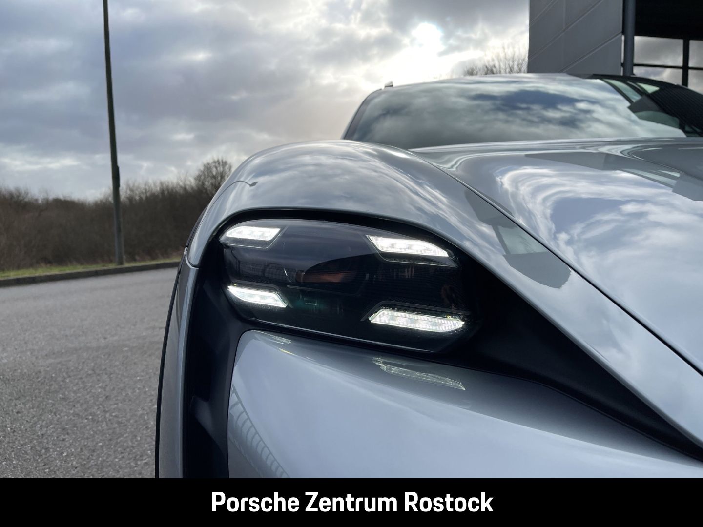 Porsche Taycan 4 Cross Turismo InnoDrive LED-Matrix