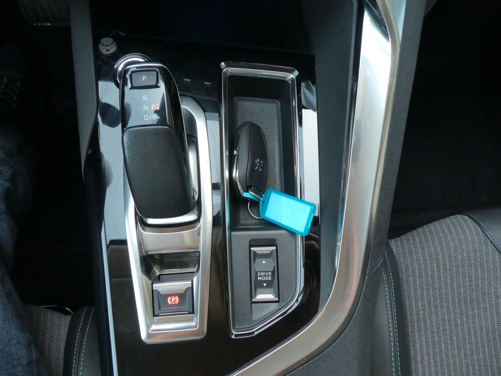 Peugeot 3008 Hybrid 225 Allure, Kamera, Klima, Navi, SHZ