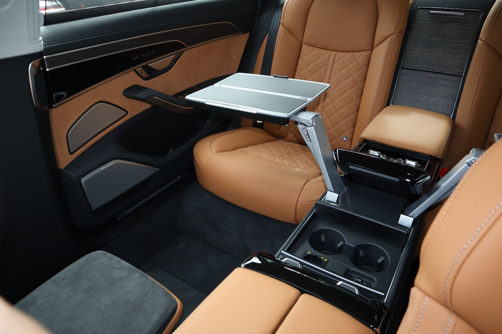 Audi A8L 55 TFSI lang - Samsaru's Car Outlet
