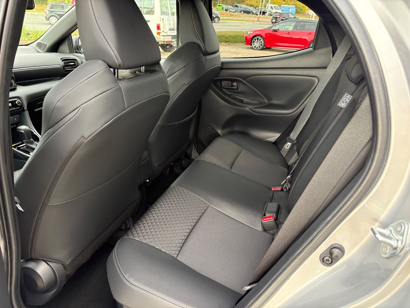 Toyota Yaris Hybrid Style **JAHRESWAGEN**