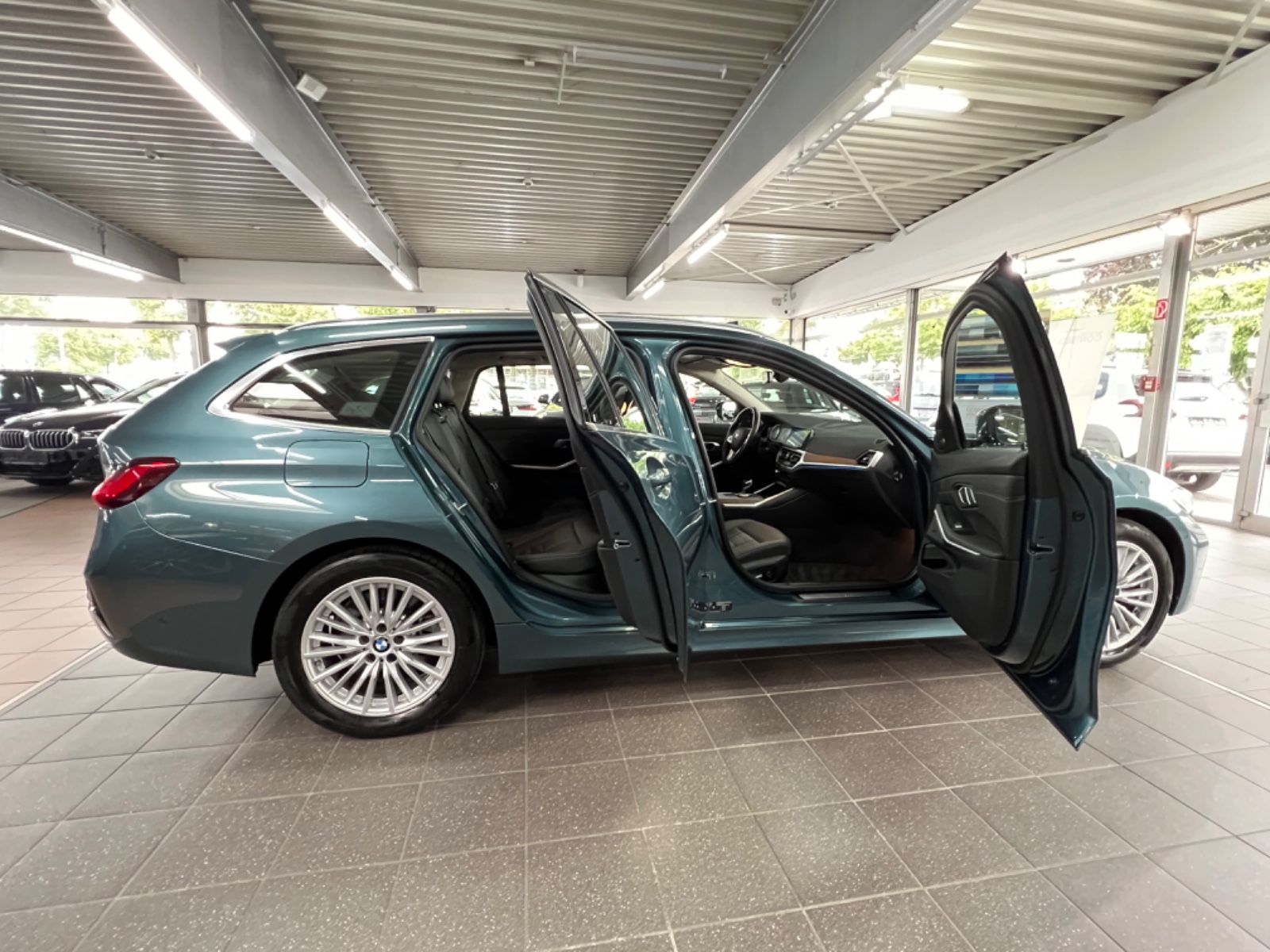 BMW 330e Touring Luxury Line - Samsaru's Car Outlet