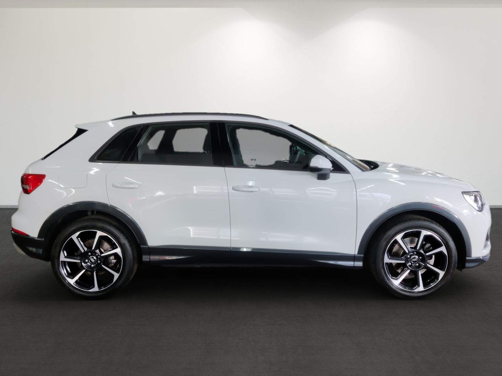Audi Q3 45 TFSI quattro advanced - Samsaru's Car Outlet