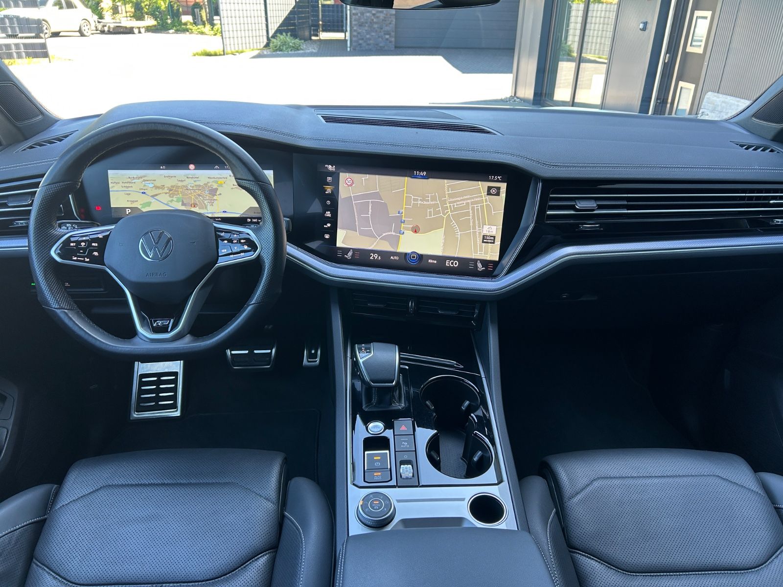 Volkswagen Touareg R-Line 4M - Samsaru's Car Outlet